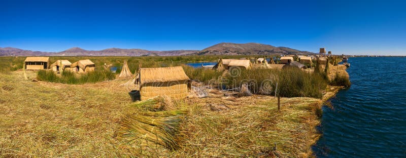 Καλύβες του Περού Uro λιμνών Titicaca να επιπλεύσει στο ΠΑΝΟΡΑΜΑ νησιών στοκ εικόνες Καλύβες του Περού Uro λιμνών Titicaca να επιπλεύσει στο ΠΑΝΟΡΑΜΑ νησιών στοκ εικόνες