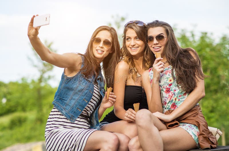 καλύτεροι φίλοι Selfie - όμορφη γυναίκα τρία που τρώει το παγωτό στοκ εικόνα