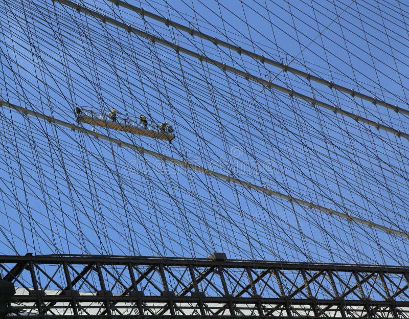 Καλώδια επισκευής πληρωμάτων εργατών οικοδομών στη γέφυρα του Μπρούκλιν στοκ εικόνες Καλώδια επισκευής πληρωμάτων εργατών οικοδομών στη γέφυρα του Μπρούκλιν στοκ εικόνες