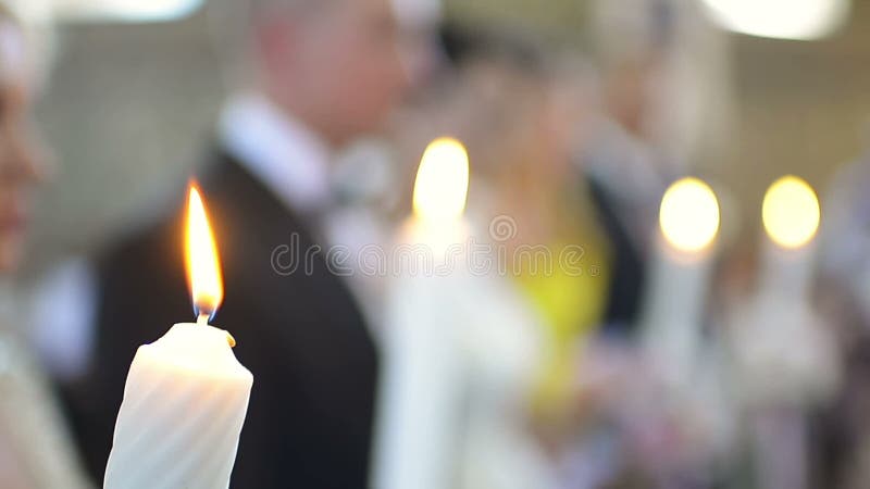 Καίγοντας κεριά στην εκκλησία