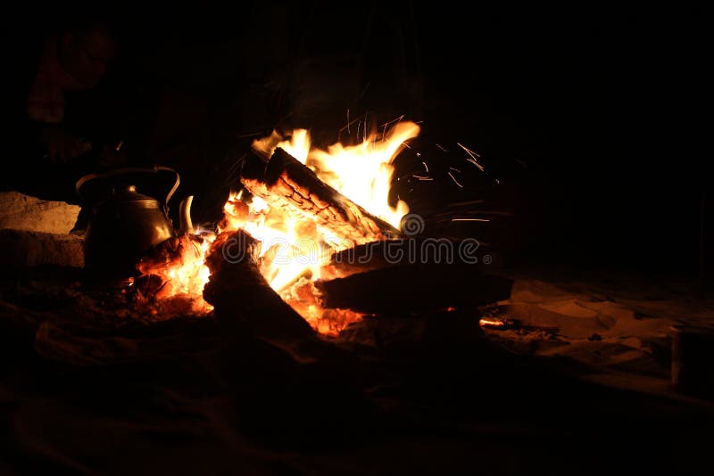 Καίγοντας πυρκαγιά στο ταξίδι σαφάρι στοκ εικόνες Καίγοντας πυρκαγιά στο ταξίδι σαφάρι στοκ εικόνες