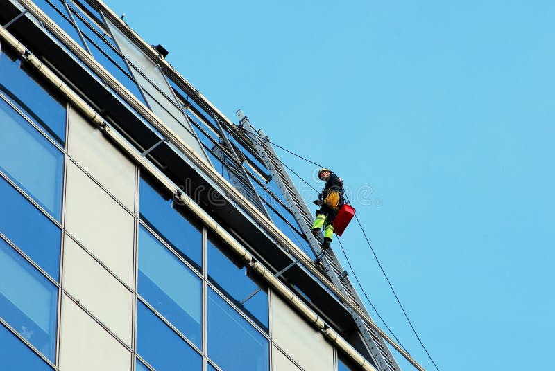 Καθαριστές ουρανοξυστών πόλεων Vilnius στην εργασία στις 24 Σεπτεμβρίου 2014 στοκ εικόνα Καθαριστές ουρανοξυστών πόλεων Vilnius στην εργασία στις 24 Σεπτεμβρίου 2014 στοκ εικόνα