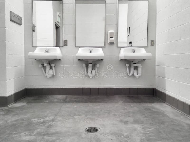 Καθαρό απλό δημόσιο washroom βυθίζει τους καθρέφτες στοκ εικόνες Καθαρό απλό δημόσιο washroom βυθίζει τους καθρέφτες στοκ εικόνες