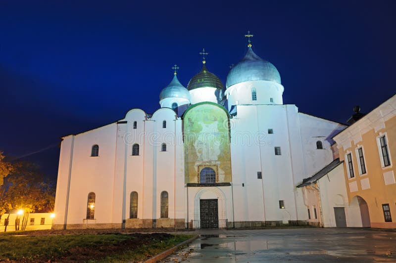 Καθεδρικός ναός Αγίου Sophia σε Veliky Novgorod τή νύχτα στοκ φωτογραφίες Καθεδρικός ναός Αγίου Sophia σε Veliky Novgorod τή νύχτα στοκ φωτογραφίες