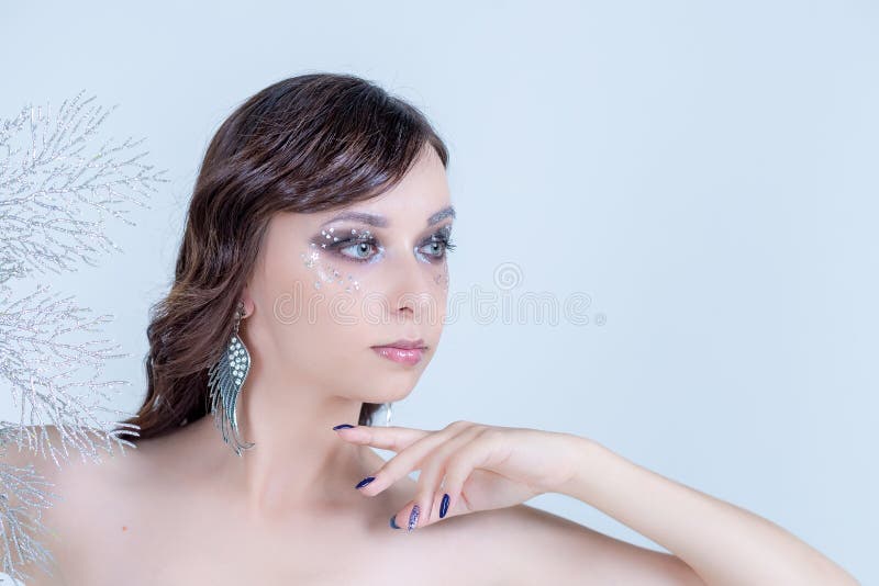 Καθιερώνον τη μόδα μπλε Makeup Όμορφη νέα γυναίκα με τα χέρια στο πρόσωπό της που καλύπτει το ένα μάτι και στόμα τέλειο δέρμα Τέχ στοκ φωτογραφίες Καθιερώνον τη μόδα μπλε Makeup Όμορφη νέα γυναίκα με τα χέρια στο πρόσωπό της που καλύπτει το ένα μάτι και στόμα τέλειο δέρμα Τέχ στοκ φωτογραφίες