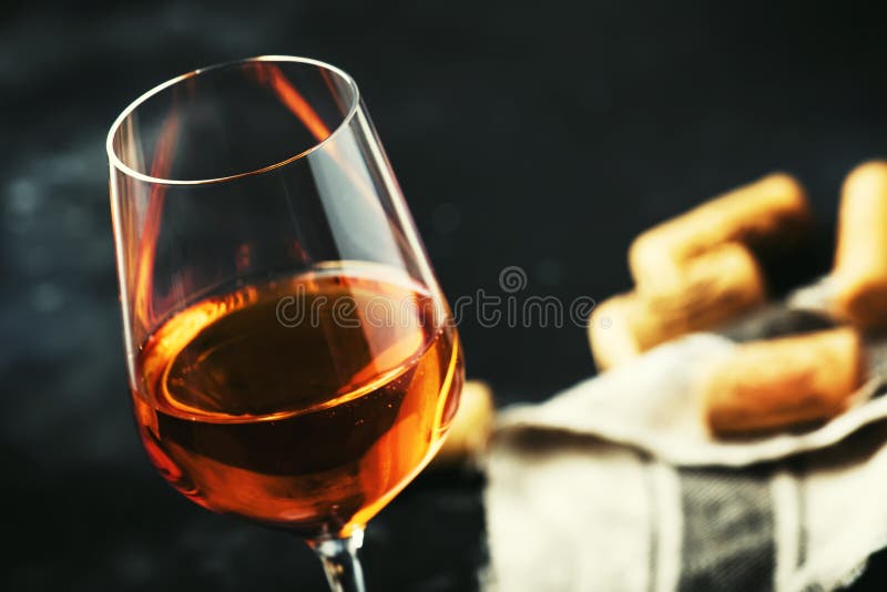Καθιερώνοντα τη μόδα τρόφιμα και ποτό, πορτοκαλί κρασί στο γυαλί, γκρίζο επιτραπέζιο υπόβαθρο, διάστημα για το κείμενο, εκλεκτική στοκ εικόνα με δικαίωμα ελεύθερης χρήσης