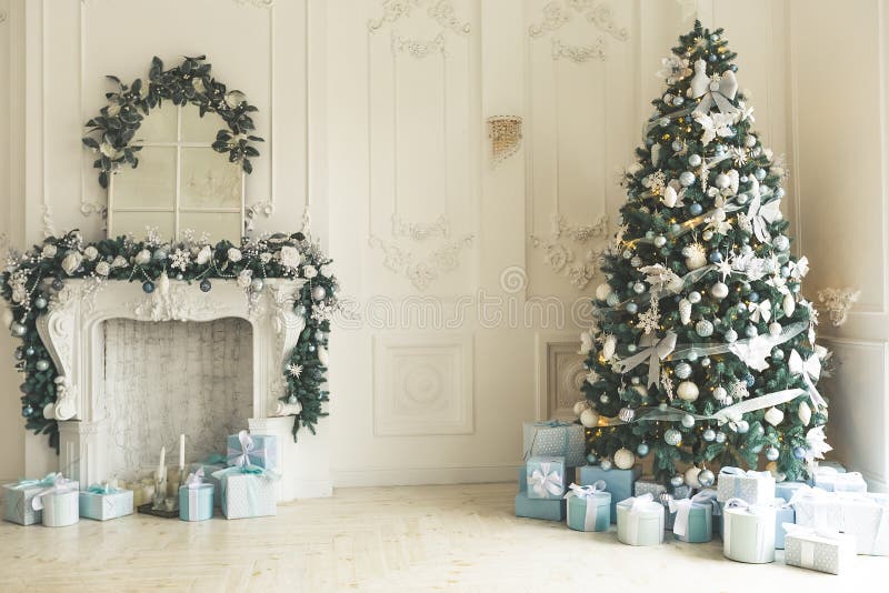 Καθιστικό Χριστουγέννων με ένα χριστουγεννιάτικο δέντρο, την εστία, τα δώρα και ένα μεγάλο παράθυρο Το όμορφο νέο έτος διακόσμησε