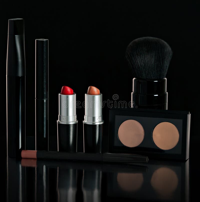 Καθορισμένο μαύρο makeup Κραγιόν, mascara, σκόνη, βούρτσα, μολύβι Σε μια μαύρη ανασκόπηση στοκ φωτογραφίες Καθορισμένο μαύρο makeup Κραγιόν, mascara, σκόνη, βούρτσα, μολύβι Σε μια μαύρη ανασκόπηση στοκ φωτογραφίες