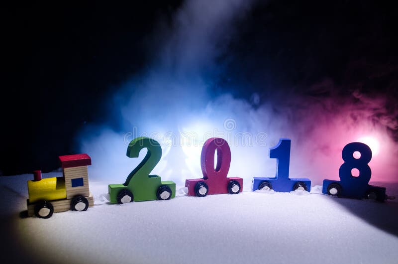 2018 καλή χρονιά, ξύλινοι αριθμοί μεταφοράς τραίνων παιχνιδιών έτους του 2018 στο χιόνι Τραίνο παιχνιδιών με το 2018 διάστημα αντ στοκ εικόνα με δικαίωμα ελεύθερης χρήσης 2018 καλή χρονιά, ξύλινοι αριθμοί μεταφοράς τραίνων παιχνιδιών έτους του 2018 στο χιόνι Τραίνο παιχνιδιών με το 2018 διάστημα αντ στοκ εικόνα με δικαίωμα ελεύθερης χρήσης
