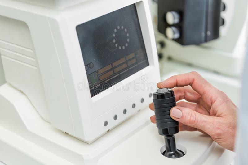 καλλιεργημένη άποψη optometrist της εργασίας με το λαμπτήρα σχισμών στοκ εικόνες