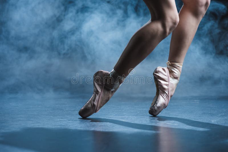 καλλιεργημένη άποψη του ballerina που χορεύει στα παπούτσια pointe στο σκοτεινό στούντιο στοκ εικόνες με δικαίωμα ελεύθερης χρήσης