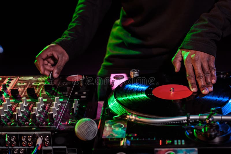 καλλιεργημένη άποψη των χεριών του DJ με τον υγιή αναμίκτη στοκ φωτογραφία με δικαίωμα ελεύθερης χρήσης