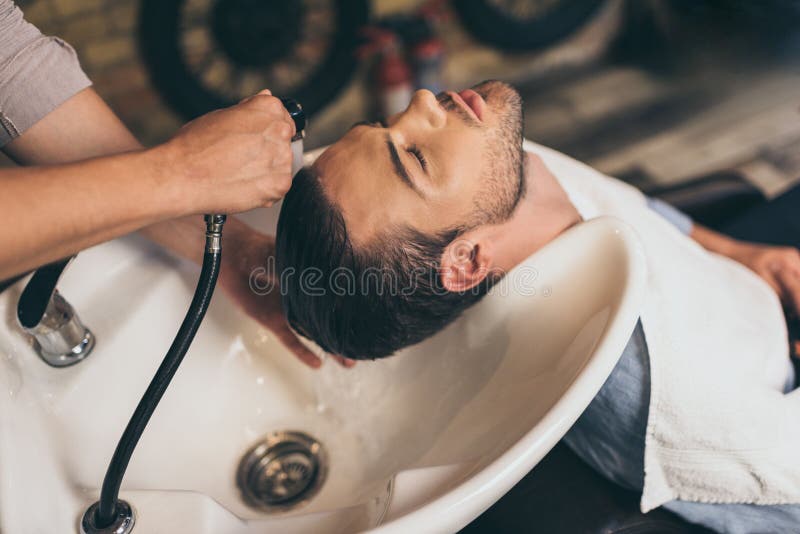 Καλλιεργημένη τρίχα πελατών πλύσης hairstylist άποψης στον κουρέα στοκ φωτογραφίες με δικαίωμα ελεύθερης χρήσης