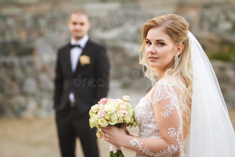 Καλοί fiancee και νεόνυμφος που στέκονται πίσω στοκ φωτογραφία