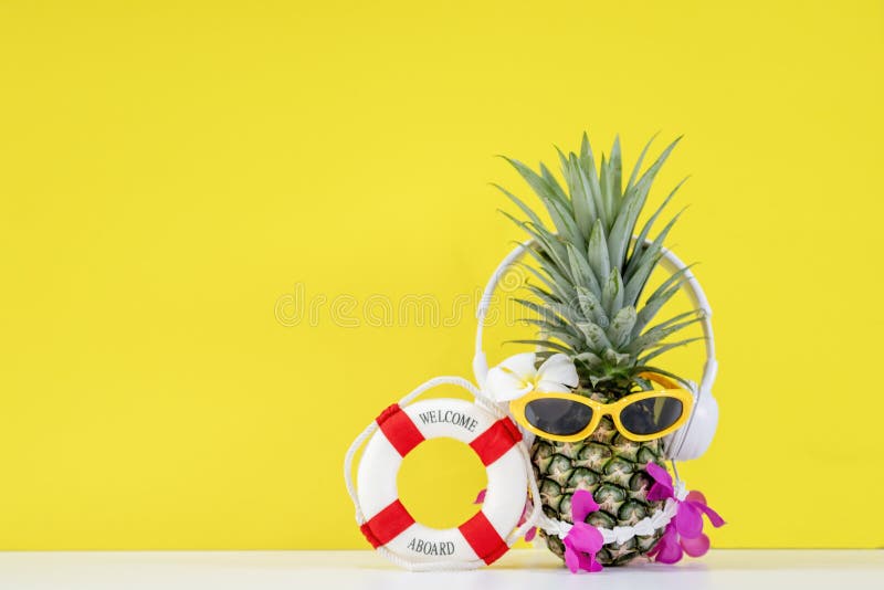 Καλοκαίρι στο πάρτι. Hipster Pineapple Fashion με ηλιακό γυαλί και ακούστε μουσική με φωτεινό όμορφο χρώμα στις γιορτές στοκ φωτογραφία