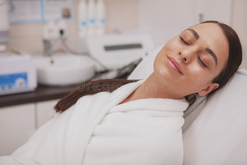 Καλό νέο επισκεπτόμενο cosmetologist γυναικών στην κλινική ομορφιάς στοκ εικόνα με δικαίωμα ελεύθερης χρήσης Καλό νέο επισκεπτόμενο cosmetologist γυναικών στην κλινική ομορφιάς στοκ εικόνα με δικαίωμα ελεύθερης χρήσης