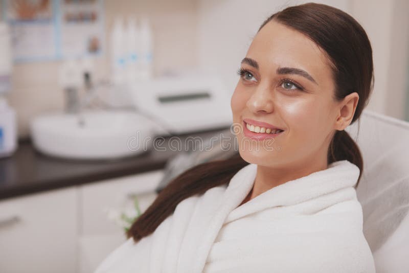 Καλό νέο επισκεπτόμενο cosmetologist γυναικών στην κλινική ομορφιάς στοκ εικόνα Καλό νέο επισκεπτόμενο cosmetologist γυναικών στην κλινική ομορφιάς στοκ εικόνα