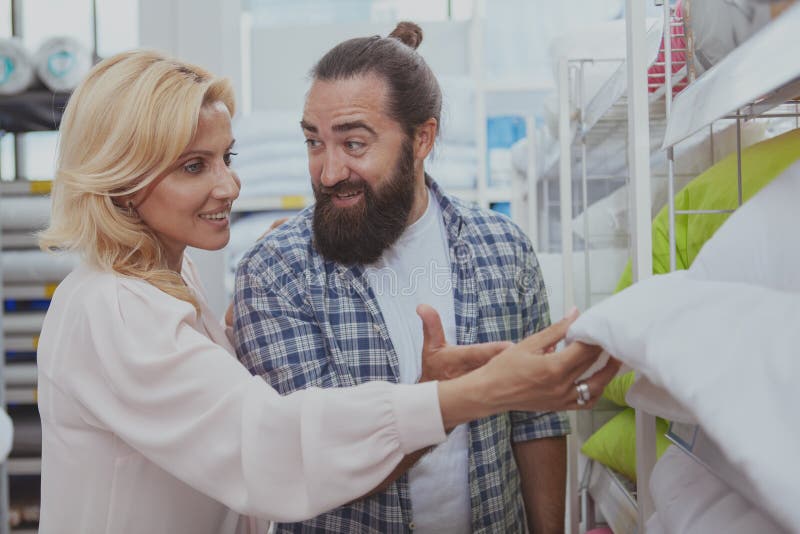 Καλό ώριμο ζεύγος που αγοράζει τα νέα μαξιλάρια στοκ φωτογραφία με δικαίωμα ελεύθερης χρήσης Καλό ώριμο ζεύγος που αγοράζει τα νέα μαξιλάρια στοκ φωτογραφία με δικαίωμα ελεύθερης χρήσης
