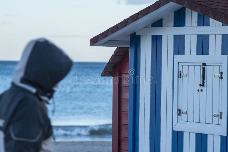 Καλύβες με τις άσπρες και μπλε λουρίδες στην παραλία στοκ εικόνα Καλύβες με τις άσπρες και μπλε λουρίδες στην παραλία στοκ εικόνα