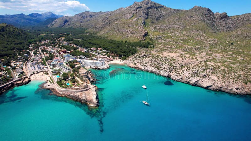 καλύτερες παραλίες της νήσου μαγιόρκα μαγιόρκα. cala clara και cala carbo στο βόρειο τμήμα. βίντεο από εναέρια drone φιλμ μικρού μήκους