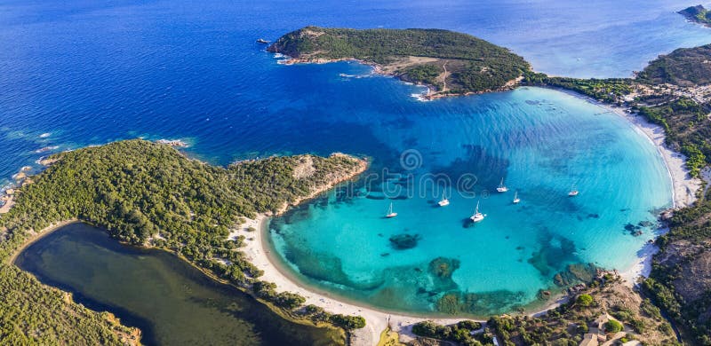 καλύτερες παραλίες του νησιού κορσική εναέρια πανοραμική θέα της όμορφης παραλία ροντινάρα στοκ εικόνες