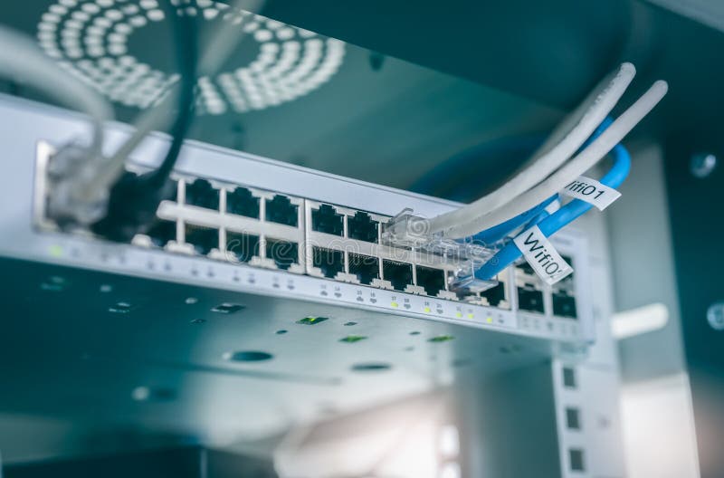 Καλώδια Ethernet και μετάβαση δικτύων στο κέντρο δεδομένων Βούλωμα Wifi του δρομολογητή Διαδικτύου για τον υπολογιστή Πλήμνη δικτ στοκ εικόνα με δικαίωμα ελεύθερης χρήσης