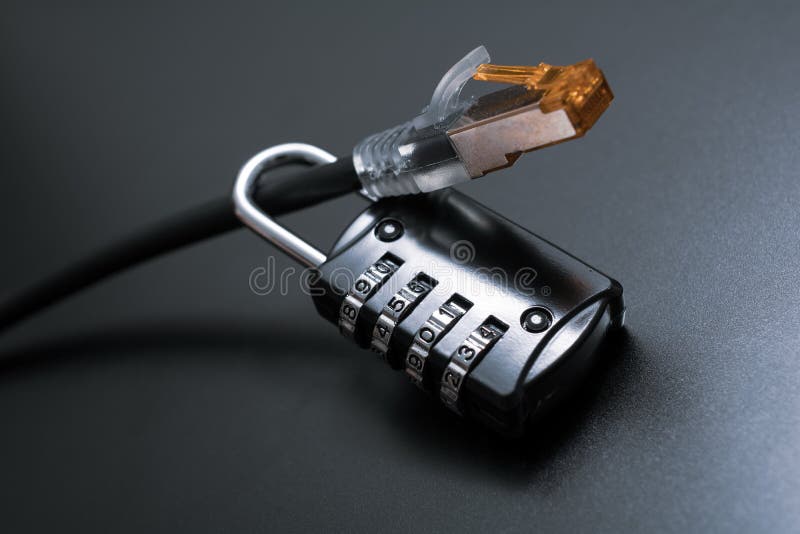 Καλώδιο Ethernet δικτύων που εξασφαλίζεται από μια κλειδαριά συνδυασμού - έννοια ασφάλειας Διαδικτύου στοκ φωτογραφία Καλώδιο Ethernet δικτύων που εξασφαλίζεται από μια κλειδαριά συνδυασμού - έννοια ασφάλειας Διαδικτύου στοκ φωτογραφία