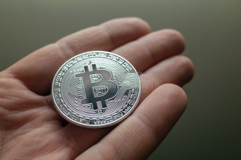 Καμμένος bitcoin σημάδι εκμετάλλευσης χεριών επιχειρηματιών στο εσωτερικό υπόβαθρο στοκ φωτογραφία με δικαίωμα ελεύθερης χρήσης Καμμένος bitcoin σημάδι εκμετάλλευσης χεριών επιχειρηματιών στο εσωτερικό υπόβαθρο στοκ φωτογραφία με δικαίωμα ελεύθερης χρήσης