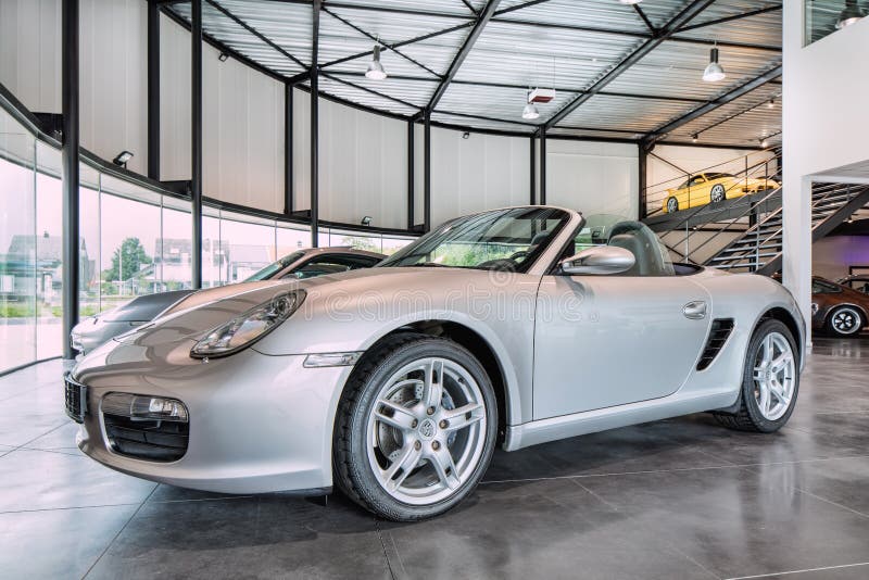 Καμπριολέ της Porsche Boxster σε μια αίθουσα εκθέσεως, Turnhout, Βέλγιο στοκ εικόνα Καμπριολέ της Porsche Boxster σε μια αίθουσα εκθέσεως, Turnhout, Βέλγιο στοκ εικόνα