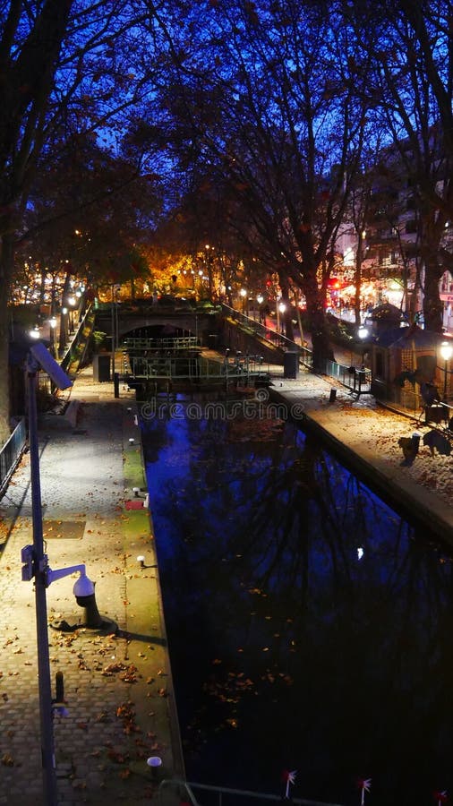 Κανάλι SaintMartin τη νύχτα Βαθύ γαλάζιο νερό στοκ εικόνες με δικαίωμα ελεύθερης χρήσης