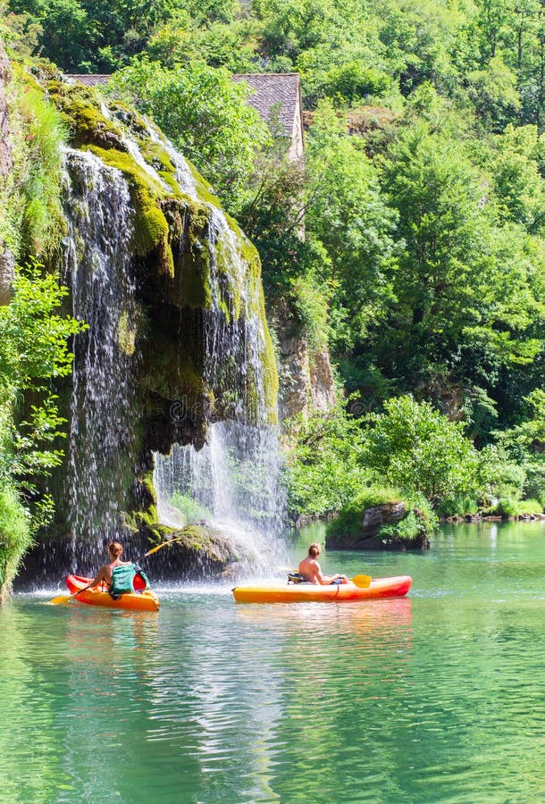 κανό και καταρράκτης του χωριού saintchelydutarn στην κοιλάδα του ποταμού tarn στοκ εικόνα