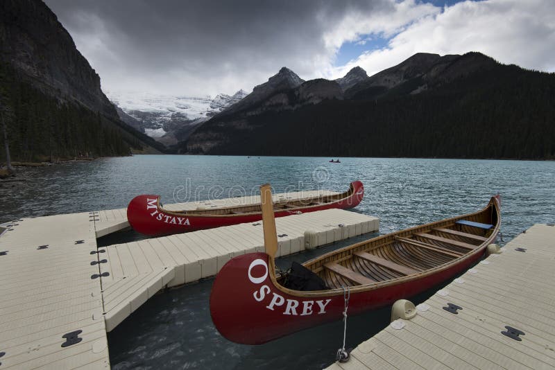 Κανό στο Lake Louise στοκ εικόνες