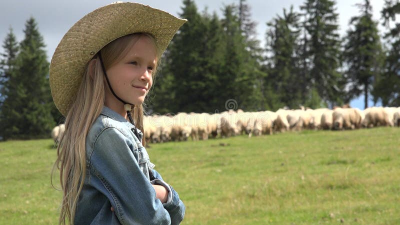 καουμπόι αγρότισσα με πρόβατα σε βουνά παιδική πορτρέτα παστεριωμένα ζώα 4k