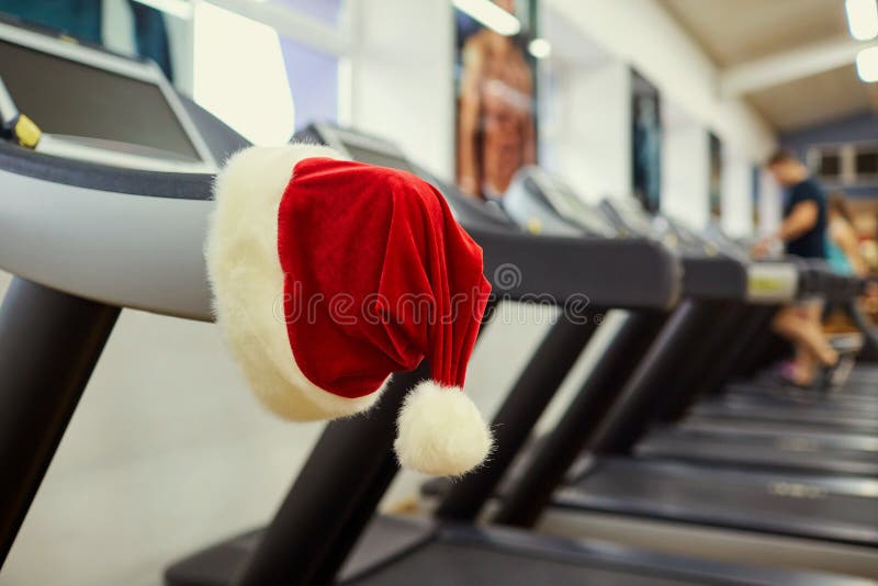 Καπέλο Santa ` s στη γυμναστική στοκ φωτογραφία με δικαίωμα ελεύθερης χρήσης Καπέλο Santa ` s στη γυμναστική στοκ φωτογραφία με δικαίωμα ελεύθερης χρήσης