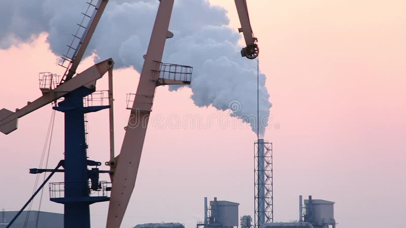 Καπνίζοντας σωρός καπνοδόχων στην ανατολή Θέμα ατμοσφαιρικής ρύπανσης και κλιματικής αλλαγής