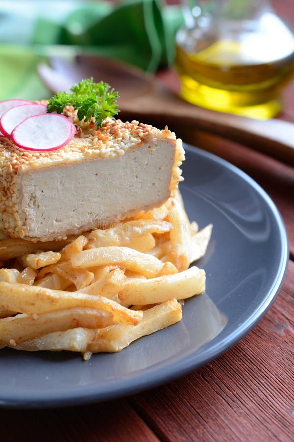 Καπνισμένο tofu που καλύπτεται στους σπόρους σουσαμιού με τα τηγανητά ρίζας σέλινου στοκ φωτογραφία με δικαίωμα ελεύθερης χρήσης