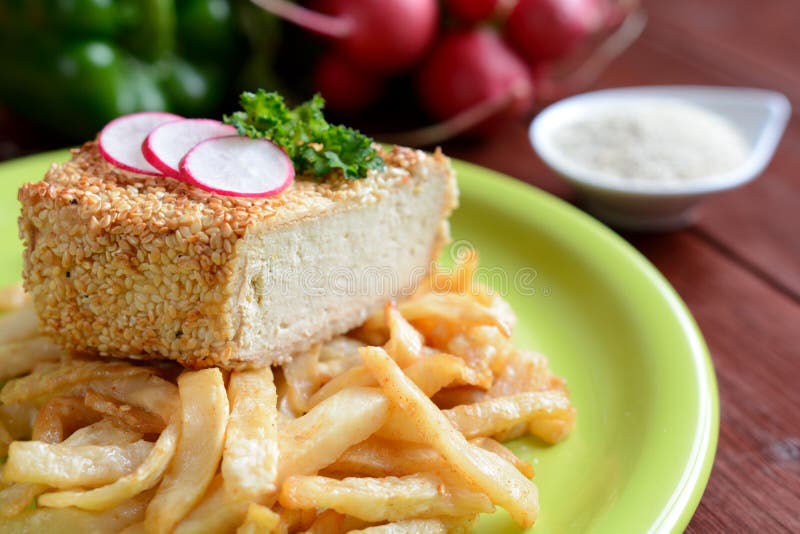 Καπνισμένο tofu που καλύπτεται στους σπόρους σουσαμιού με τα τηγανητά ρίζας σέλινου στοκ εικόνες με δικαίωμα ελεύθερης χρήσης