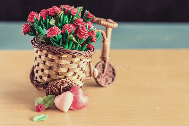 Καρδιές και flowerpot με το εκλεκτής ποιότητας ύφος στοκ φωτογραφίες με δικαίωμα ελεύθερης χρήσης Καρδιές και flowerpot με το εκλεκτής ποιότητας ύφος στοκ φωτογραφίες με δικαίωμα ελεύθερης χρήσης