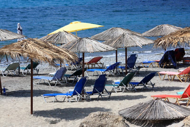 Καρέκλες παραλιών και parasols στοκ φωτογραφία με δικαίωμα ελεύθερης χρήσης Καρέκλες παραλιών και parasols στοκ φωτογραφία με δικαίωμα ελεύθερης χρήσης