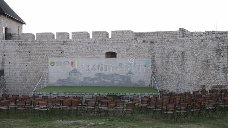 καρέκλες κοντά στο κάστρο τεσάνι στη βοσνία και ερζεγοβίνη