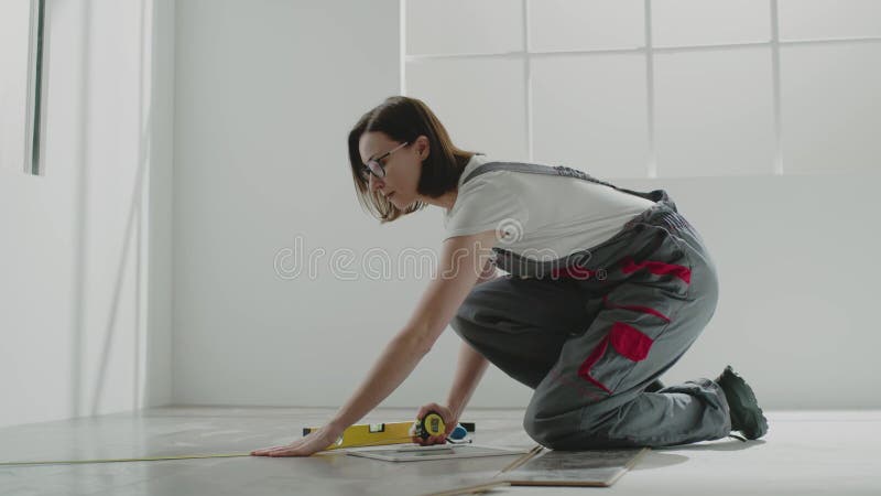 καστανή γυναίκα με μεταλλική ταινία εργάζεται στο έργο φιλμ μικρού μήκους