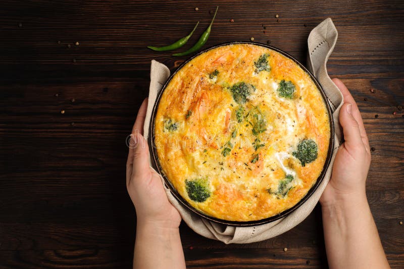 Κατ' οίκον μαγειρευμένο frittata στοκ εικόνα Κατ' οίκον μαγειρευμένο frittata στοκ εικόνα
