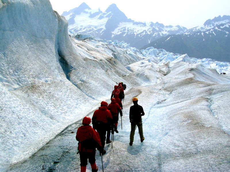 κατά μήκος των trekkers ρευμάτων παγετώνων στοκ φωτογραφία με δικαίωμα ελεύθερης χρήσης κατά μήκος των trekkers ρευμάτων παγετώνων στοκ φωτογραφία με δικαίωμα ελεύθερης χρήσης