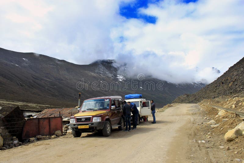 Κατά τη διαδρομή στη λίμνη Gurudongmar, βόρειο Sikkim στοκ εικόνα με δικαίωμα ελεύθερης χρήσης Κατά τη διαδρομή στη λίμνη Gurudongmar, βόρειο Sikkim στοκ εικόνα με δικαίωμα ελεύθερης χρήσης