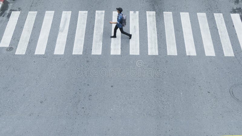 Κατά την πλάγια όψη του περιπάτου ανθρώπων γρήγορα πέρα από το σημάδι του crossroa στοκ εικόνα με δικαίωμα ελεύθερης χρήσης Κατά την πλάγια όψη του περιπάτου ανθρώπων γρήγορα πέρα από το σημάδι του crossroa στοκ εικόνα με δικαίωμα ελεύθερης χρήσης