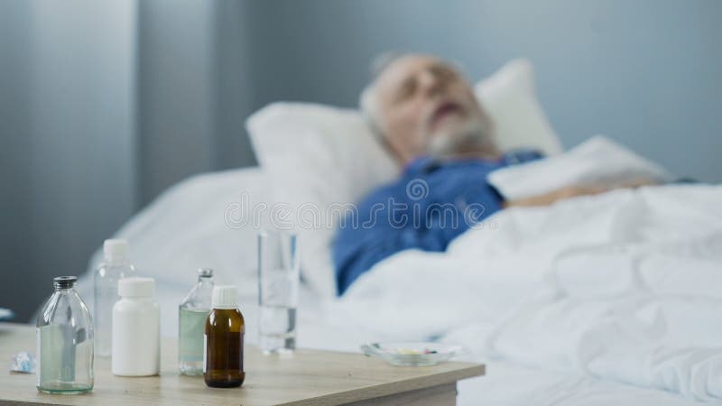 Κατά το τέλος ανεπαρκής αρσενικός ύπνος στο νοσοκομείο μετά από να πάρει τα παυσίπονα, φάρμακο στοκ εικόνες με δικαίωμα ελεύθερης χρήσης Κατά το τέλος ανεπαρκής αρσενικός ύπνος στο νοσοκομείο μετά από να πάρει τα παυσίπονα, φάρμακο στοκ εικόνες με δικαίωμα ελεύθερης χρήσης