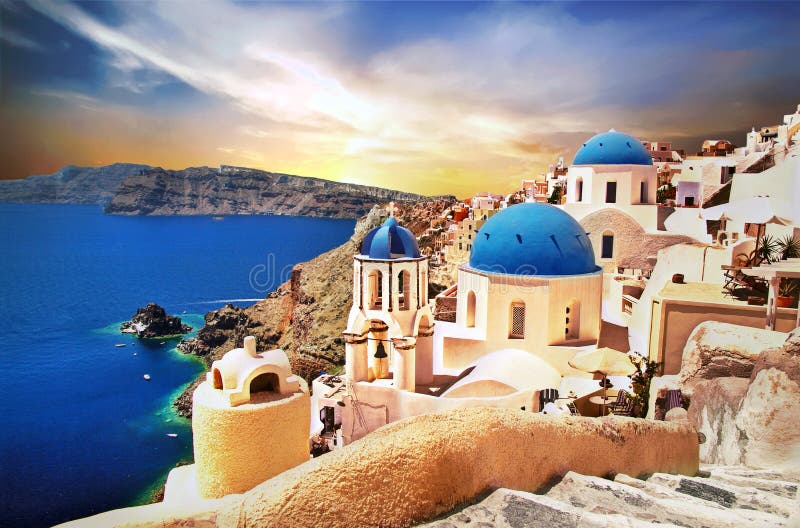 Κατάπληξη Santorini πέρα από την ανατολή Άποψη Oia του χωριού με διάσημο στοκ εικόνες Κατάπληξη Santorini πέρα από την ανατολή Άποψη Oia του χωριού με διάσημο στοκ εικόνες