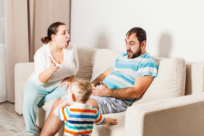 Κατάσταση σύγκρουσης στην οικογένεια με το παιδί στοκ φωτογραφία με δικαίωμα ελεύθερης χρήσης Κατάσταση σύγκρουσης στην οικογένεια με το παιδί στοκ φωτογραφία με δικαίωμα ελεύθερης χρήσης