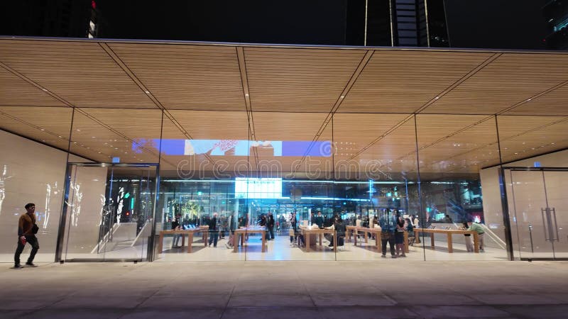 Κατάστημα Apple Taipeis εν μέσω νυχτερινής κυκλοφορίας και πλήθους φιλμ μικρού μήκους