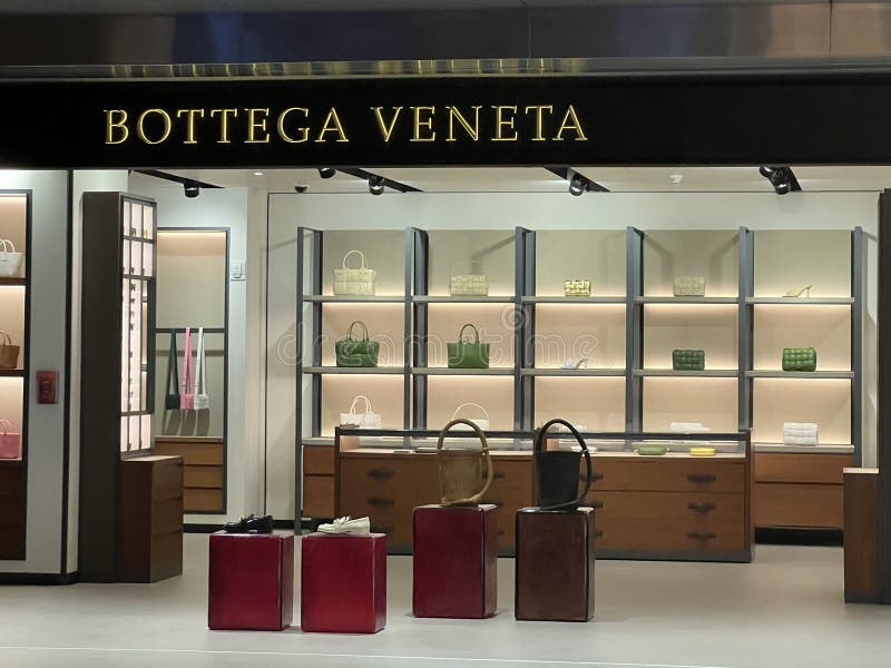 κατάστημα botega veneta στο διεθνές αεροδρόμιο hamad στο κατάρ της ντόχα στοκ φωτογραφία
